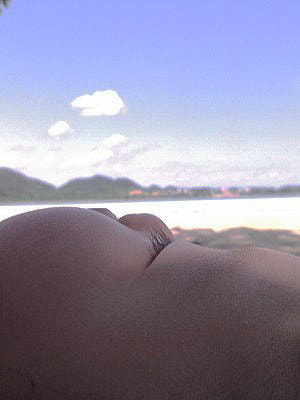 川平湾の木陰で、昼寝をしている小さな子どもの横顔